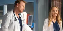 Il dottor Owen Hunt e la dottoressa Teddy Altman lasciano Grey&rsquo;s Anatomy: l&rsquo;annuncio degli attori Kevin McKidd e Kim Raver