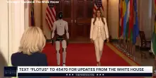 Melania Trump sfila alla Casa Bianca con un robot: cos&igrave; l&rsquo;umanoide accoglie i partecipanti all&rsquo;evento sull&rsquo;AI &ndash; Video