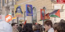 Corteo No Kings, migliaia in piazza a Roma contro i re e le loro guerre: &ldquo;Referendum ha sfiduciato il governo Meloni&rdquo;
