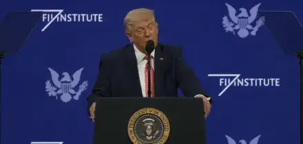 Trump irride Bin Salman: &ldquo;Non pensava che avrebbe dovuto baciarmi il c***, invece ora deve essere gentile con me&rdquo;