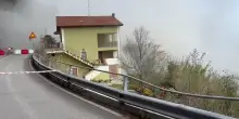 Case che franano a valle e asfalto che crolla, paese del Teramano col fiato sospeso: evacuate le abitazioni &ndash; Video
