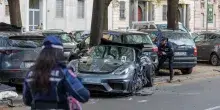 Porsche spider si schianta contro quattro auto in sosta a Milano: tre feriti, grave il conducente 21enne