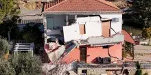 Frana nel Teramano, il drone in volo sopra Silvi: edifici sventrati e case in bilico &ndash; Video