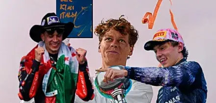 &ldquo;Bez, Kimi, Italia&rdquo;: Sinner battezza gli altri due fenomeni. La domenica di trionfi che mette il calcio spalle al muro