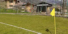 Quando il corner si batte a due passi da un pollaio: il &ldquo;curioso&rdquo; campo in Trentino | Domeniche Bestiali