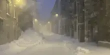 Bufera a Capracotta, la neve sommerge il borgo molisano: accumuli oltre un metro e mezzo d&rsquo;altezza &ndash; Video