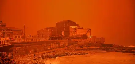 &ldquo;State a casa, non uscite e serrate bene porte e finestre. Ci sono rischi per la salute&rdquo;: il cielo di Creta si tinge di arancione per una potente tempesta di sabbia del Sahara e le autorit&agrave; lanciano l&rsquo;allarme