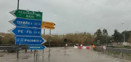 Pioggia e neve alla vigilia di Pasqua, ponti crollati e disagi in Abruzzo, Marche e Molise: treni cancellati e strade interrotte
