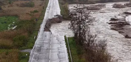 La furia del fiume cancella un tratto di strada in provincia di Chieti: il video dal drone