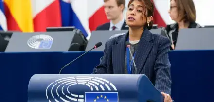 Francia, l&rsquo;eurodeputata Rima Hassan andr&agrave; a processo per &ldquo;apologia del terrorismo&rdquo;: sotto accusa per un post su X