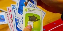 Avete presente Exploding Kittens? Il popolare gioco da tavolo compie 10 anni: ecco qual &egrave; il segreto del suo successo e tutto quello che dovete sapere per giocare