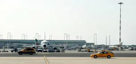 Caro carburante, prime limitazioni agli aerei: in 4 aeroporti &ldquo;distribuzione contingentata&rdquo;. Alla pompa il prezzo continua a crescere