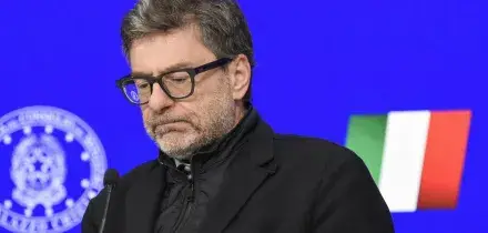 Governo Meloni spalle al muro sul caro benzina, si arrende e propone una tassa sugli extraprofitti delle societ&agrave; energetiche. Ma la chiede all&rsquo;Ue