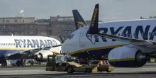 Ryanair taglia decine di rotte nel 2026: dalla Spagna a Francia, Belgio e la Germania, ecco i voli cancellati e cosa fare se si aveva gi&agrave; prenotato