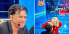 Amici 25, il ballerino Nicola piange per la madre scomparsa da poco e Maria De Filippi lo consola con un bacio affettuoso. Eliminati Valentina e Plasma