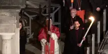Via Crucis, Papa Leone porta la croce in tutte le stazioni: le immagini del Venerd&igrave; Santo