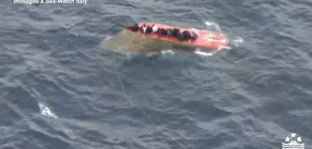 Le immagini del barcone ribaltato nel Mediterraneo: i migranti cercano di salvarsi aggrappandosi allo scafo &ndash; Video