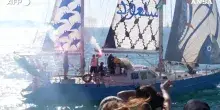 Nuova Flotilla, le imbarcazioni francesi salpano da Marsiglia tra gli applausi per unirsi alla missione verso Gaza