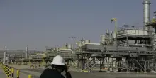 Gli 8 Paesi big del petrolio danno l&rsquo;ok all&rsquo;aumento di produzione, ma rischia di rimanere su carta se Hormuz non si sblocca