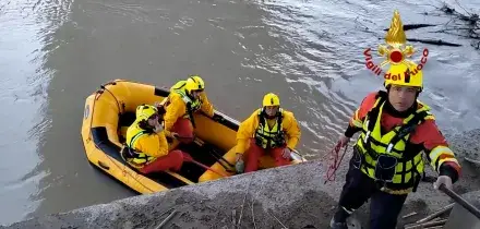 Crollo del ponte sul fiume Trigno, si cerca ancora l&rsquo;uomo disperso: vigili del fuoco in azione con sommozzatori &ndash; Video