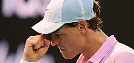 Vol&eacute;e, servizio ed esperimenti in risposta: Sinner parte forte e vince all&rsquo;esordio in doppio a Monte Carlo con Bergs