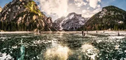 Turisti camminano sul lago di Braies ma il ghiaccio si rompe e precipitano nelle acque gelide: salvati in 5. L&rsquo;appello dei Vigili del Fuoco: &ldquo;Non sfidate i divieti, rischio letale&rdquo;