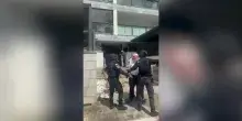 Gli spari e la fuga delle persone, nei video l&rsquo;assalto al Consolato israeliano di Istanbul