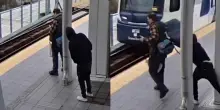 Si nasconde alle spalle di un passeggero e tenta di spingerlo sotto il treno in arrivo: attimi di panico e terrore alla stazione di Northgate