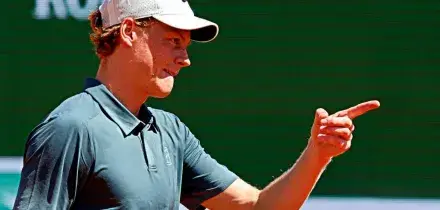 I dolori alla schiena e una pastiglia per la debolezza: Sinner batte Machac in tre set e si prende i quarti a Montecarlo