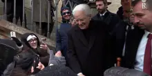 Mattarella passeggia a Praga sotto la neve, gli studenti lo incontrano e intonano l&rsquo;Inno di Mameli &ndash; Video