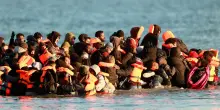 Migranti, la nuova stretta del governo: potranno essere trattenuti fino a quattro mesi