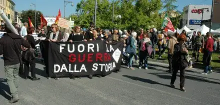 Piombino, corteo contro il rigassificatore: &ldquo;Smentite le rassicurazioni del governo. Ora con la guerra la citt&agrave; &egrave; un obiettivo sensibile&rdquo;