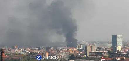 Vasto incendio vicino al San Raffaele: a fuoco la ricicleria di via Olgettina. Alta colonna di fumo su Milano &ndash; Video