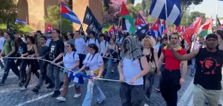Centinaia di persone in piazza a Roma per Cuba: &ldquo;Non &egrave; una minaccia, basta embargo&rdquo;. Striscioni contro Trump e Netanyahu
