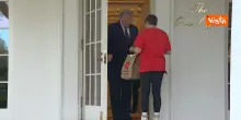 Trump si fa consegnare un ordine McDonald&rsquo;s alla Casa Bianca: lo spot di propaganda per la legge sulle mance