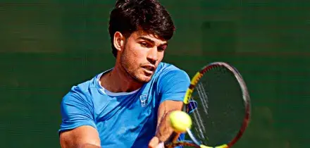 Alcaraz supera anche un problema al polso: vittoria all&rsquo;esordio a Barcellona, &egrave; agli ottavi