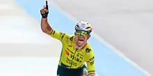 &ldquo;Non riesco a dormire&rdquo;: il messaggio nella notte dopo la Parigi-Roubaix. Van Aert mantiene la promessa e dedica il successo a Goolaerts, morto nel 2018