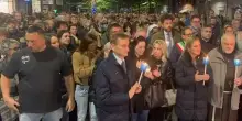 Omicidio Giacomo Bongiorni, migliaia di persone alla fiaccolata a Massa. Su uno striscione &ldquo;no alla violenza&rdquo; in diverse lingue
