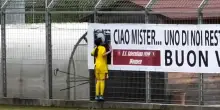 Segna il gol e corre a baciare la foto del suo allenatore morto: il gesto della giovane calciatrice della Salernitana | Video