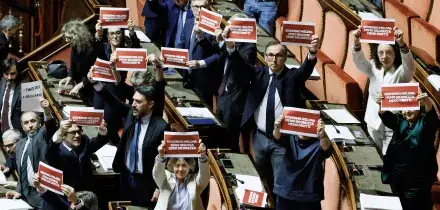 Il Senato approva il dl Sicurezza, le opposizioni protestano in Aula: &ldquo;Con Meloni zero risorse e meno diritti&rdquo; &ndash; Video