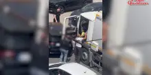 Lo scontro (lieve) col camion dell&rsquo;immondizia degenera in violenza: automobilista aggredisce operatore ecologico a Cerignola &ndash; Video
