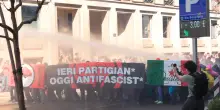 Milano, tensione tra antagonisti e polizia durante il corteo contro la manifestazione della Lega | Il video