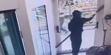 Rapina in banca a Napoli: il video dei banditi che entrano e sprangano le porte
