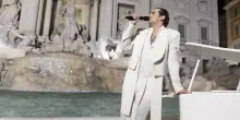 Achille Lauro bianco come un principe canta alla Fontana di Trevi di Roma per &ldquo;Comuni Immortali&rdquo; e i tre show estivi negli stadi &ndash; IL VIDEO