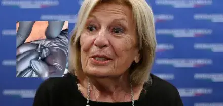 Adriana Poli Bortone, sindaca 82enne di Lecce, si fa tatuare la scritta MSI