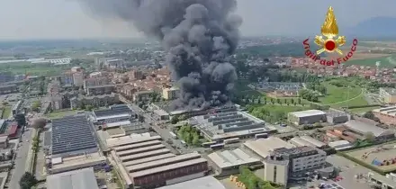 Maxi incendio in un capannone a Beinasco (Torino), il sindaco: &ldquo;Chiudete le finestre&rdquo;. Il video dall&rsquo;elicottero dei vigili del fuoco