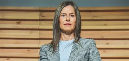 C&rsquo;&egrave; la firma: Giuseppina Di Foggia sottoscrive l&rsquo;accordo per la rinuncia alla buonuscita da Terna per la presidenza Eni