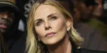 &ldquo;Ero terrorizzata, mio padre ha iniziato a sparare in casa perch&eacute; voleva ucciderci. Mia madre lo ha ammazzato con una pistola. Era legittima difesa&rdquo;: cos&igrave; Charlize Theron