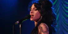 Amy Winehouse finisce in tribunale: il padre perde contro due amiche della figlia. Accusate di aver incassato 1,4 milioni di dollari dalla vendita degli oggetti della cantante