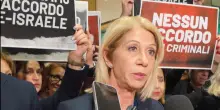 Protesta del M5s al Parlamento Ue dopo il &lsquo;No&rsquo; dell&rsquo;Italia alla sospensione dell&rsquo;accordo Ue-Israele: &ldquo;Meloni complice di Netanyahu&rdquo;